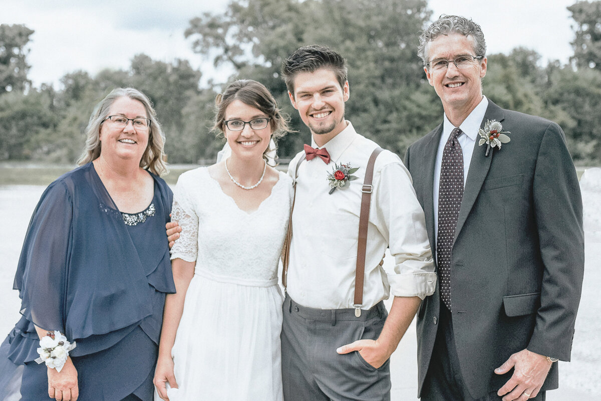 wedding family | Iowa wedding photographer | Iowa Photographer | Playlife | Cedar Rapids | Iowa City | Kalona | Alaynna Ann Schwartz-6