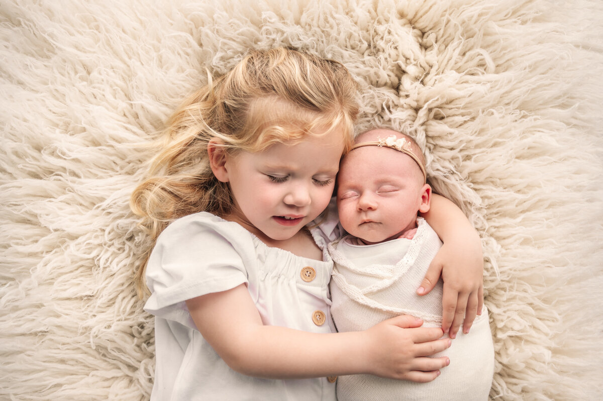 2 little sisters hugging