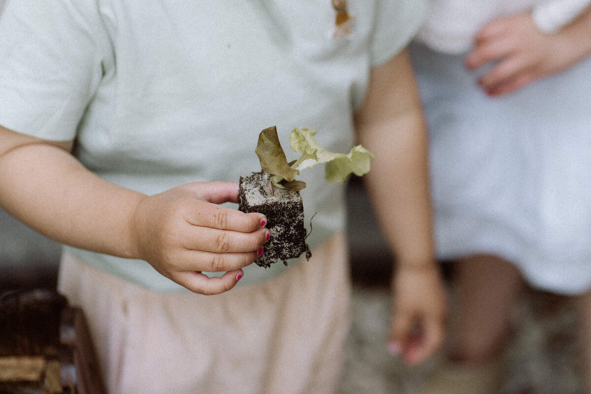 Lifestyle gezinsfotografie tijdens een Homes to Remember-shoot - moestuin avonturen 