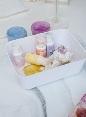 behind the scenes painting sugar flowers with edible dust and food coloring gels - sugar flowers by kelsie cakes