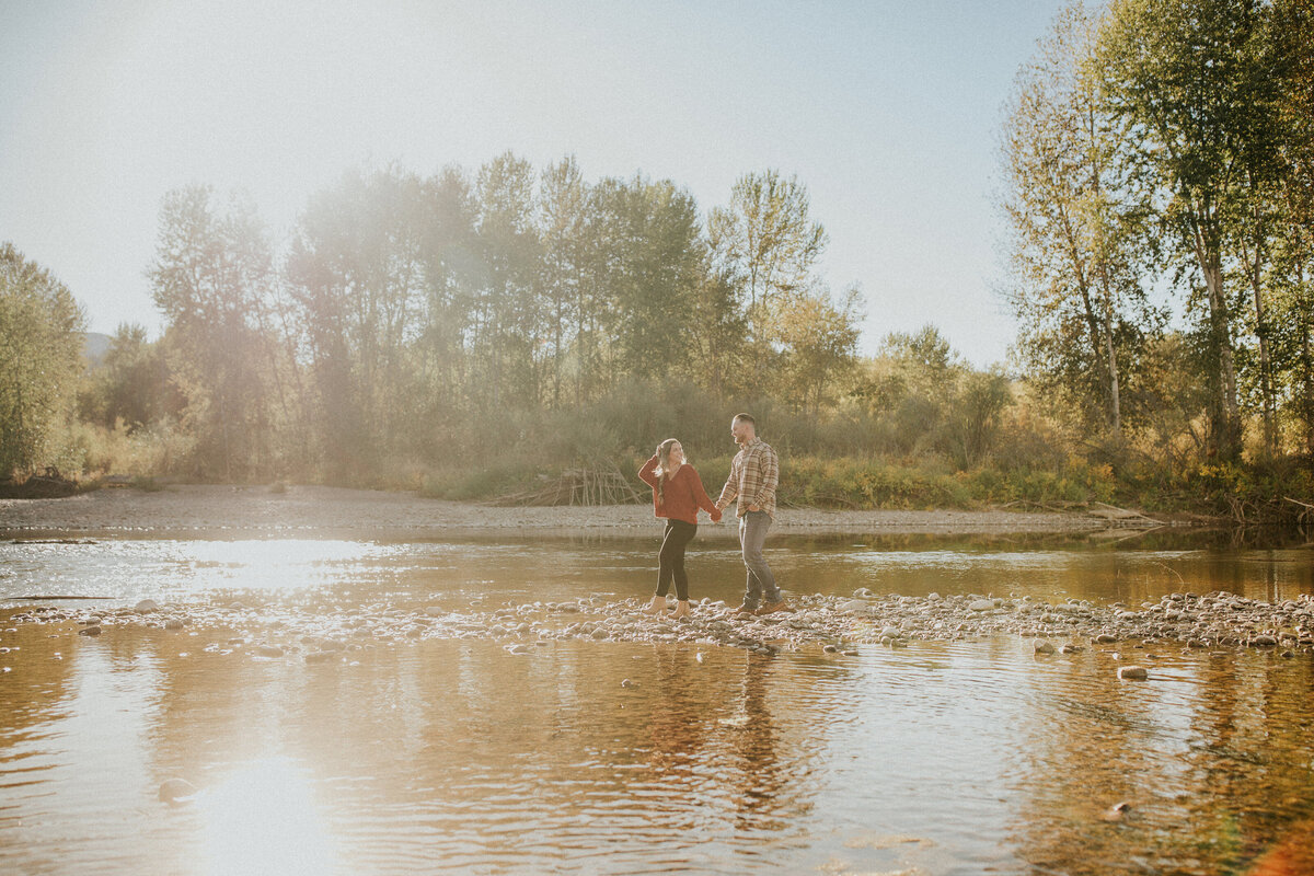 engagement-photo-session-missoula-fields-and-lake-1