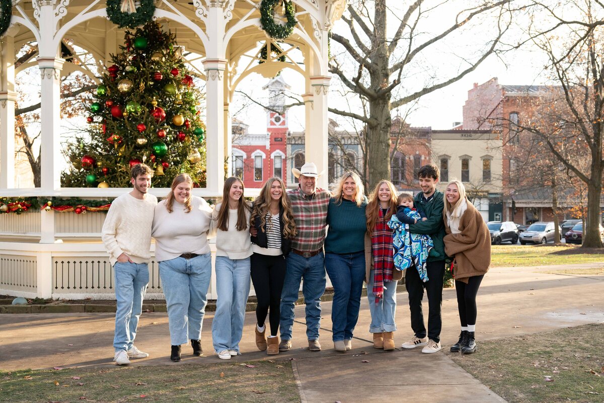 ChristmasFamilyPhotosMedinaOhioPositivelyPortraits-19