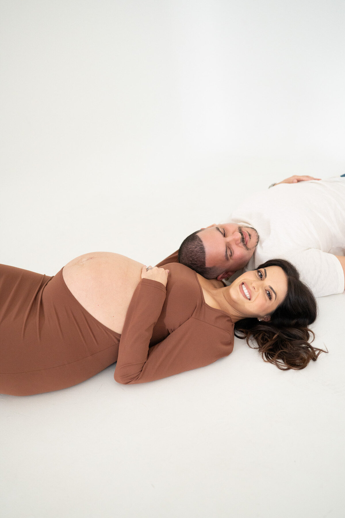 emmiclaire-maternity-looking-at-camera-classic