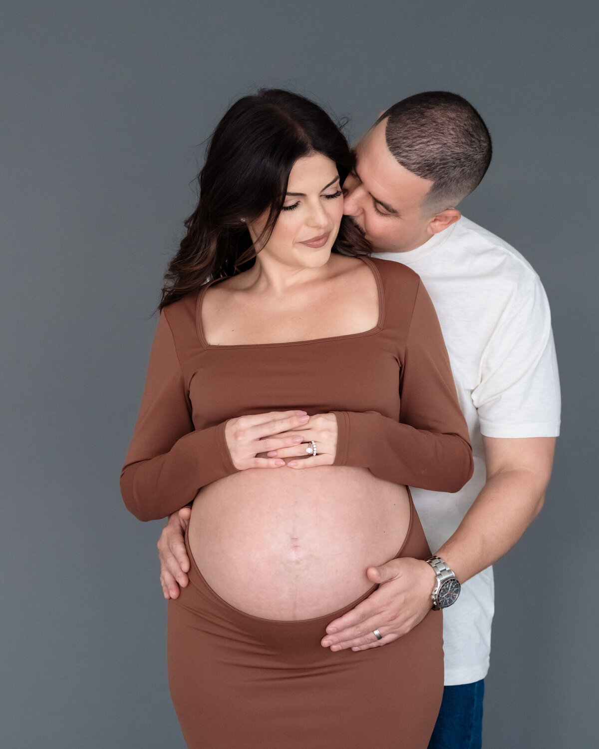 emmiclaire-maternity-standing-full-length-studio