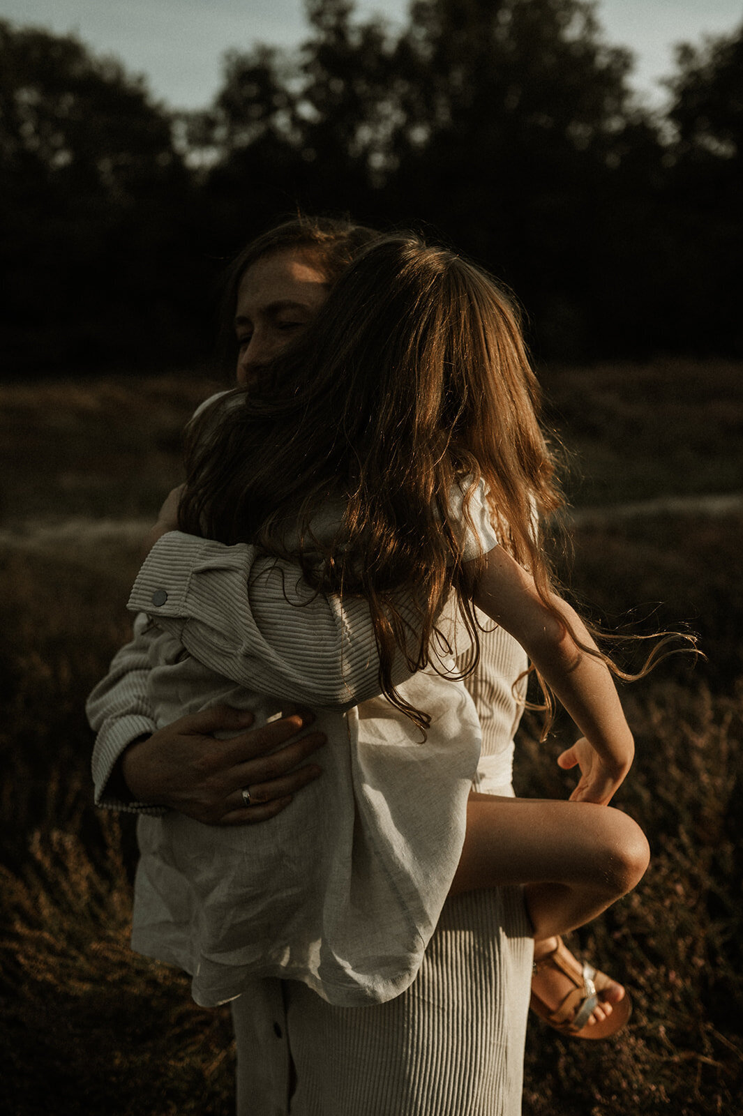 Gezinsfotografie in Nijlen tijdens golden hour – pure, spontane momenten vastgelegd in de heide.