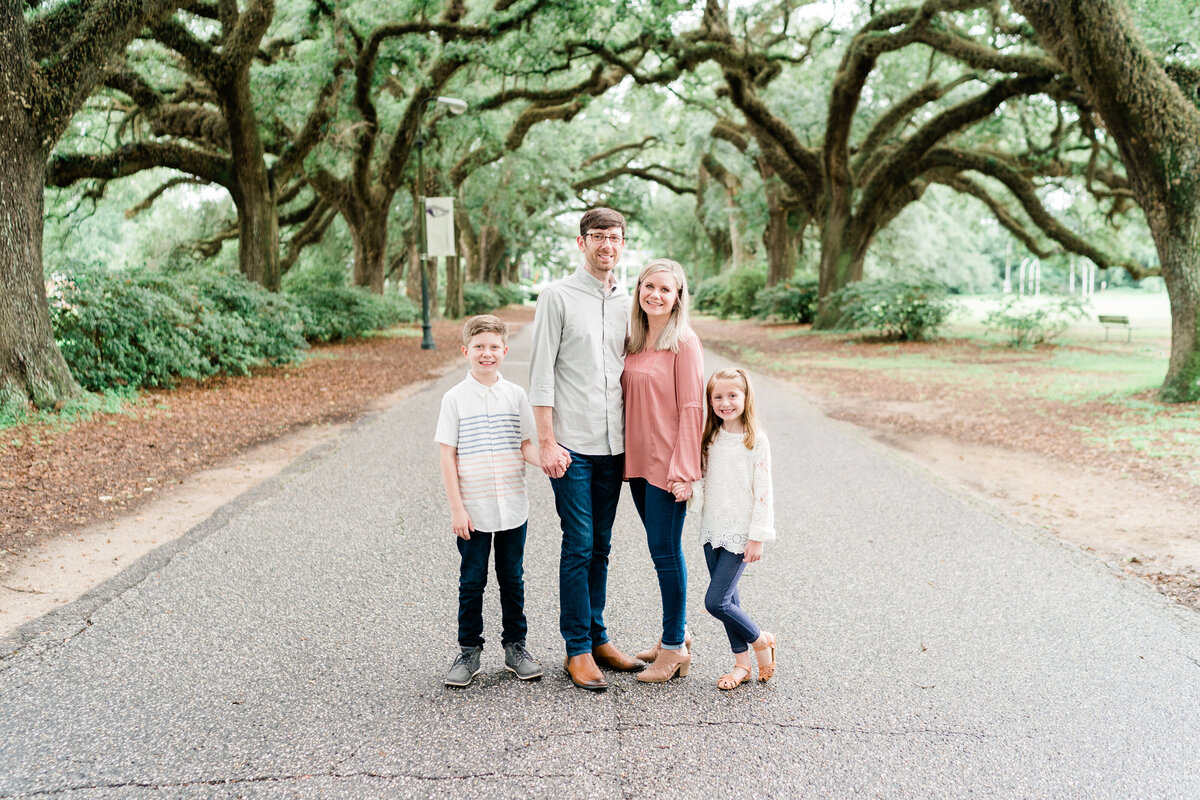Family photoshoot in a park in Alabama