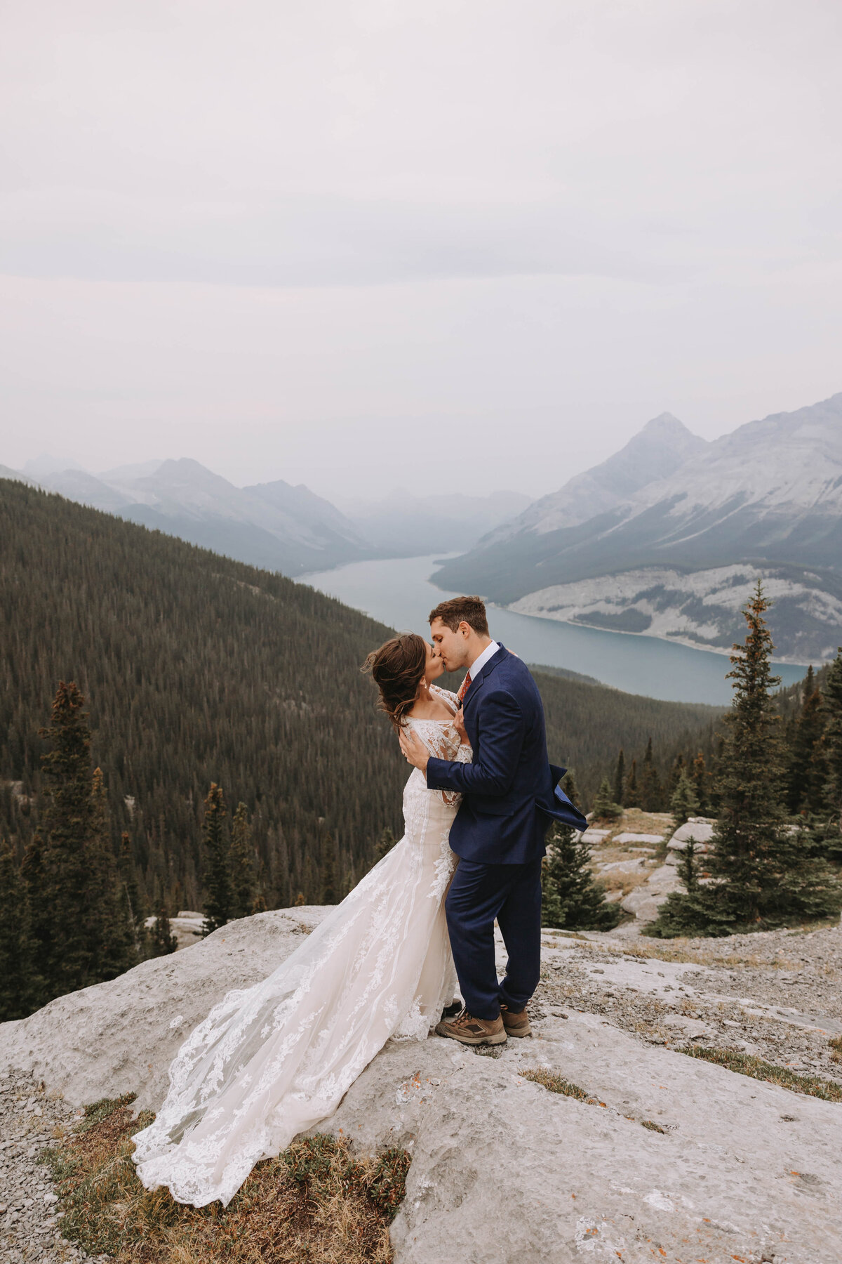 EMILY_BRADY_BANFF_HIKING_ELOPEMENT_RMPCO.-8964