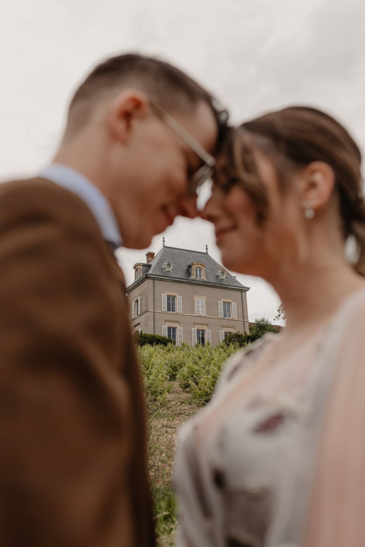 Aryna-et-Nathan-couple-mariage-arriere-plan-chateau