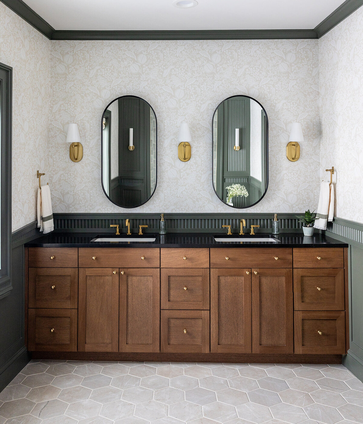 michele rosenboom design cozy colonial master bathroom 9