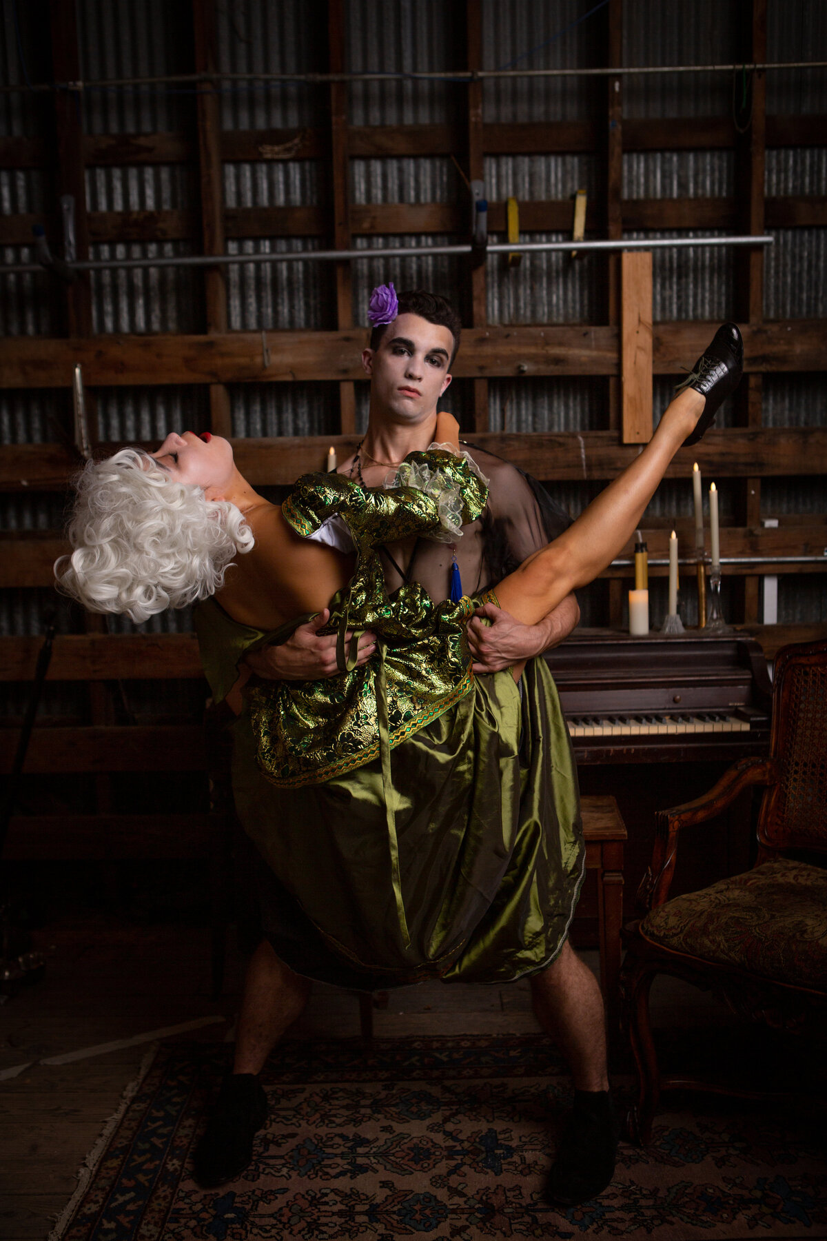 renaissance-portrait-duo-on-location-light