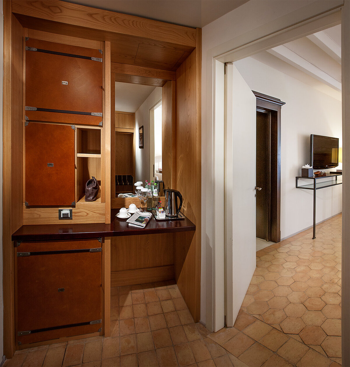 Waterstone - Palazzo Seneca- Norcia - Luxury Boutique Hotel - Deluxe room - entrance