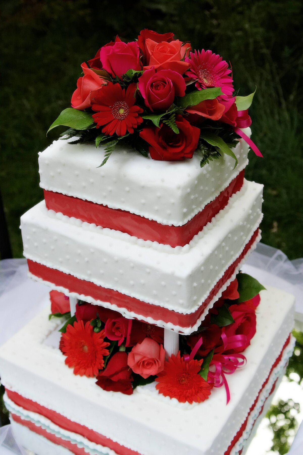 wedding-cake-with-flower-top-and-base
