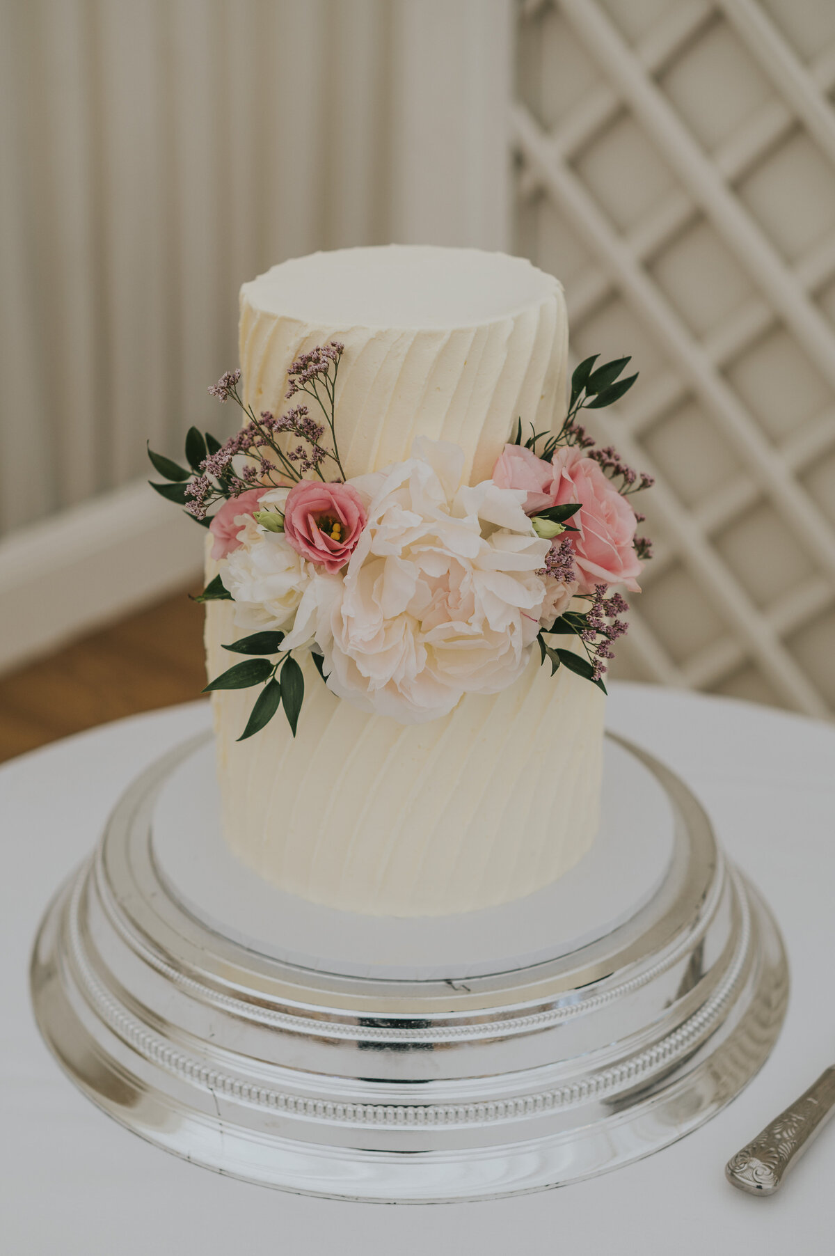 layers-graces-wedding-cake-buttercream-rustic-palette-knife-two-tier-quendon-luxury-fresh-flowers