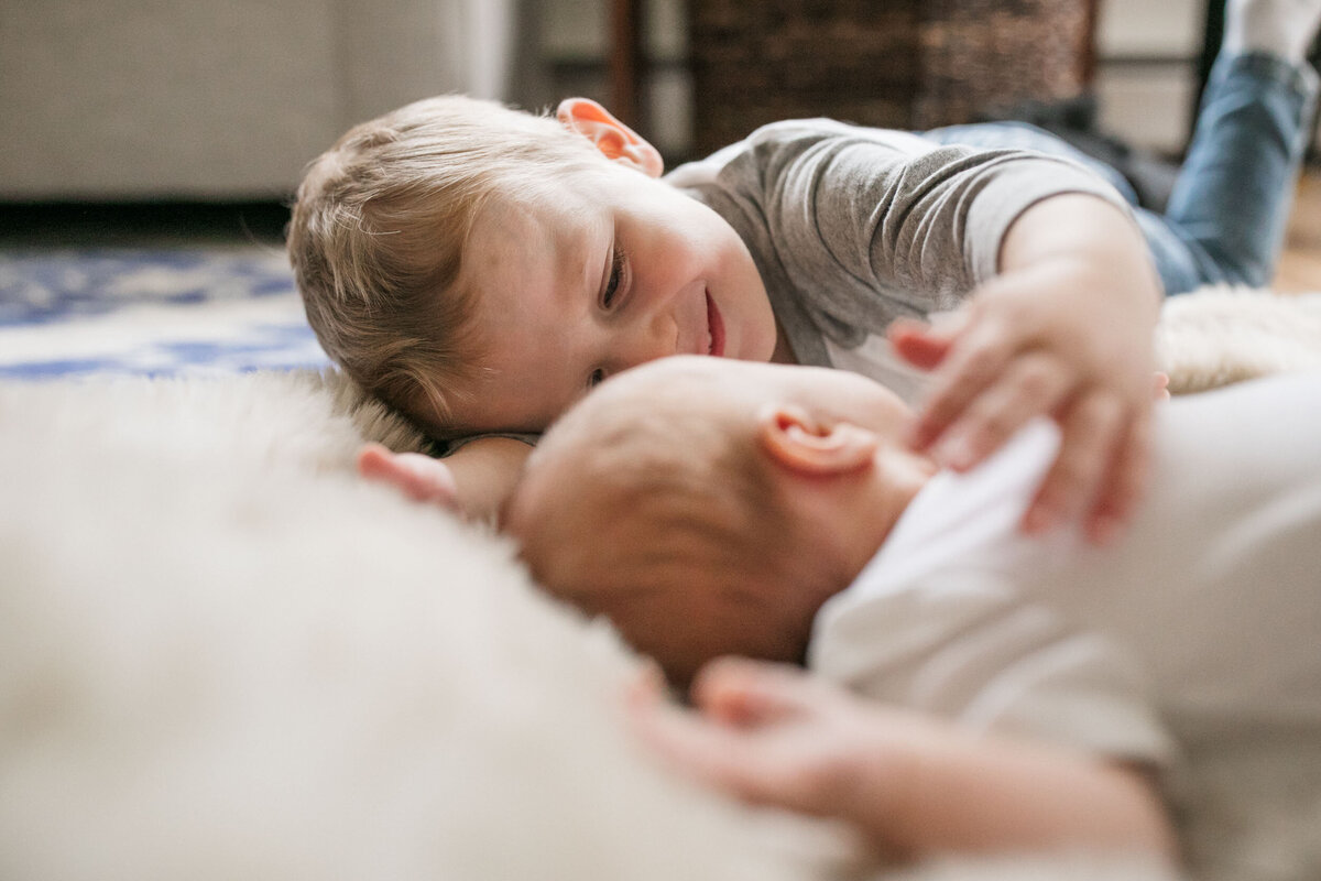 candid-natural-boston-newborn-family-photographer-zev-fisher-050