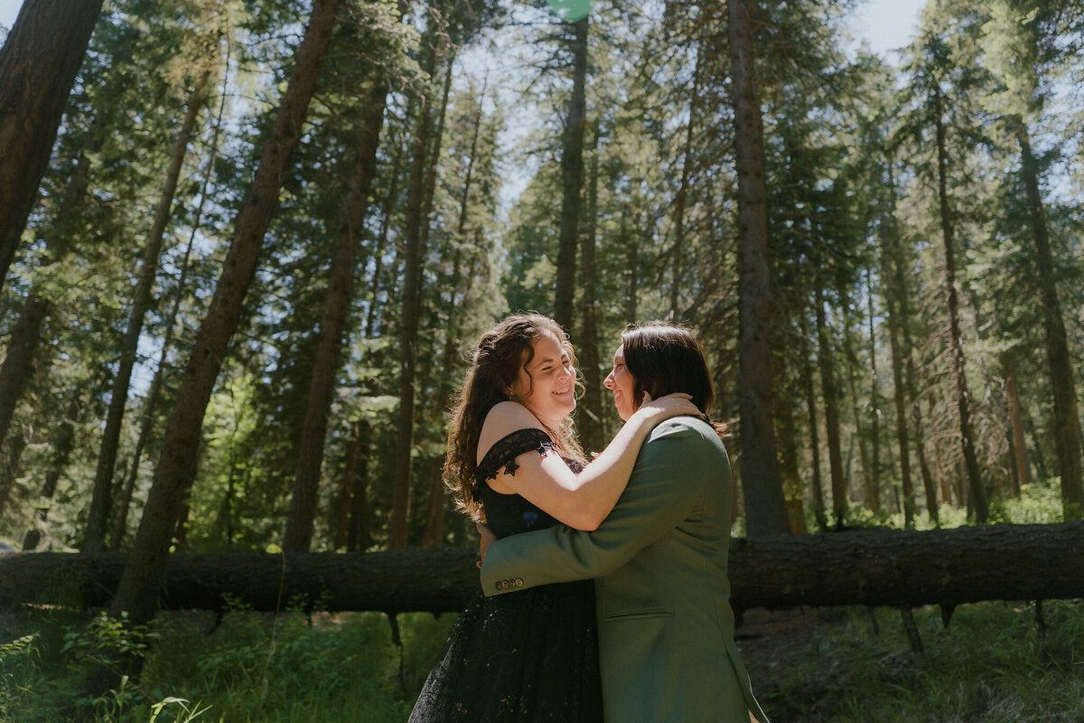 Portraits_Brenda&JanieElopementPhotos_OregonWeddingPhotographer_KuroCreativeHouse-49
