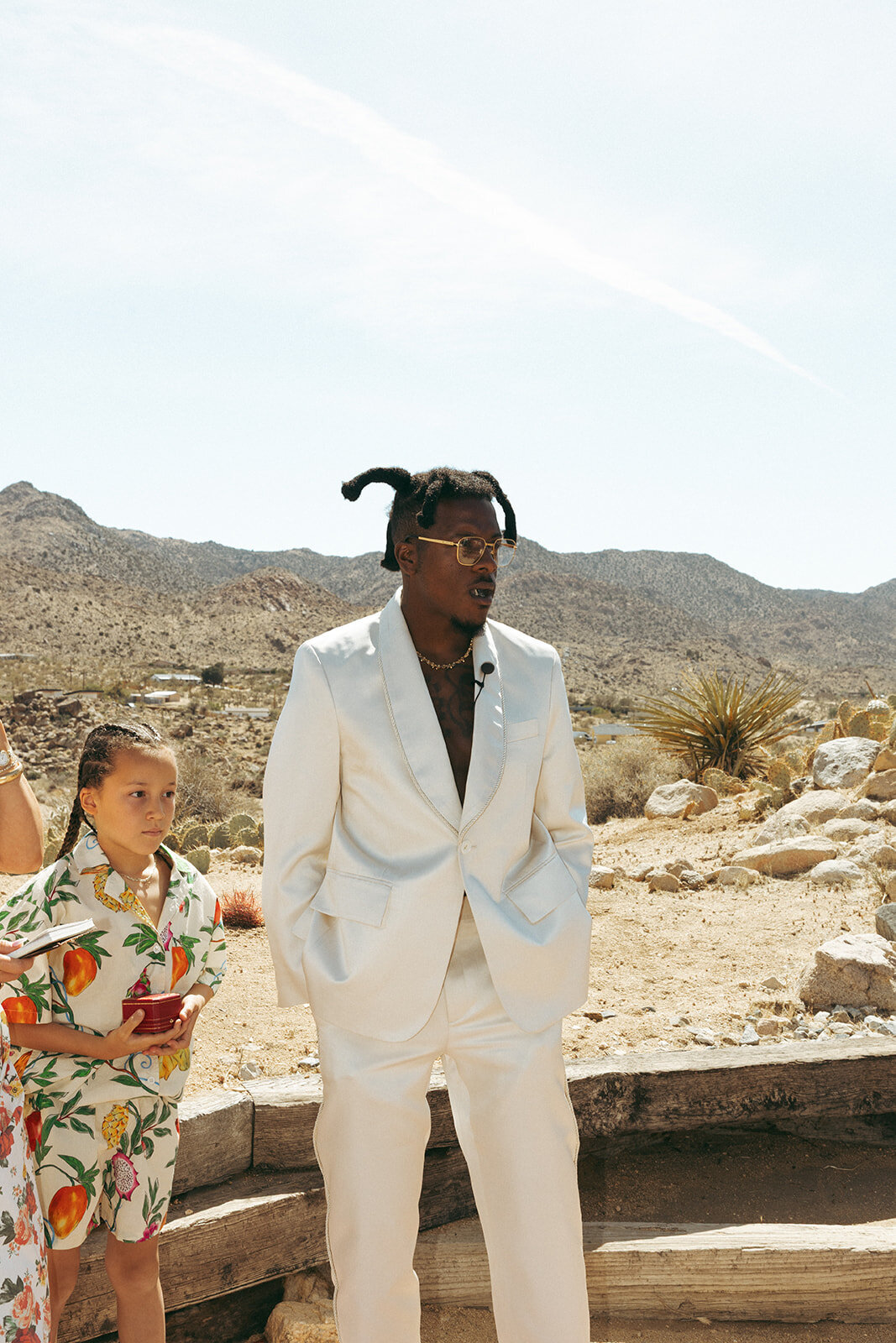Faye-Fern-Creative-GoldenVibesPhoto-Sacred-Sands-Joshua-Tree-Wedding-Richie-James-Clara-Critchfield-Ceremony-08