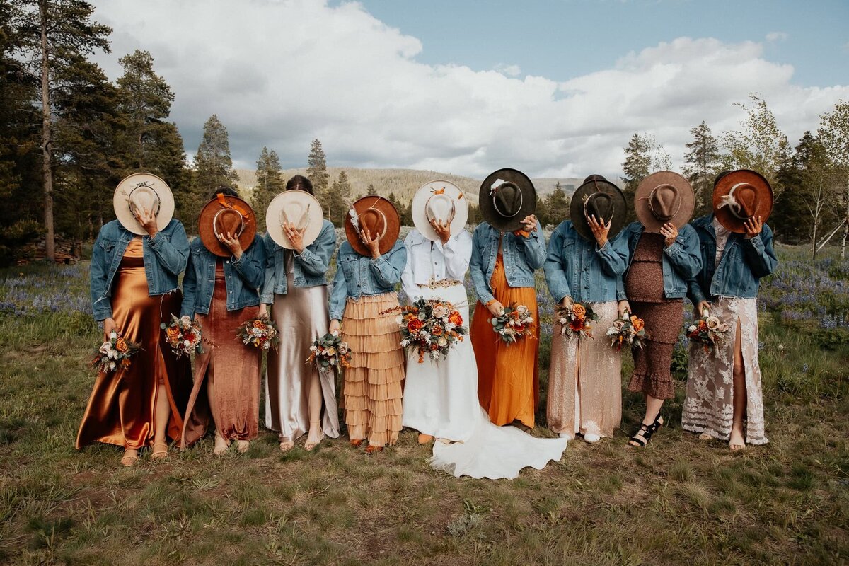 colorado-bridesmaids-cowboy-hats