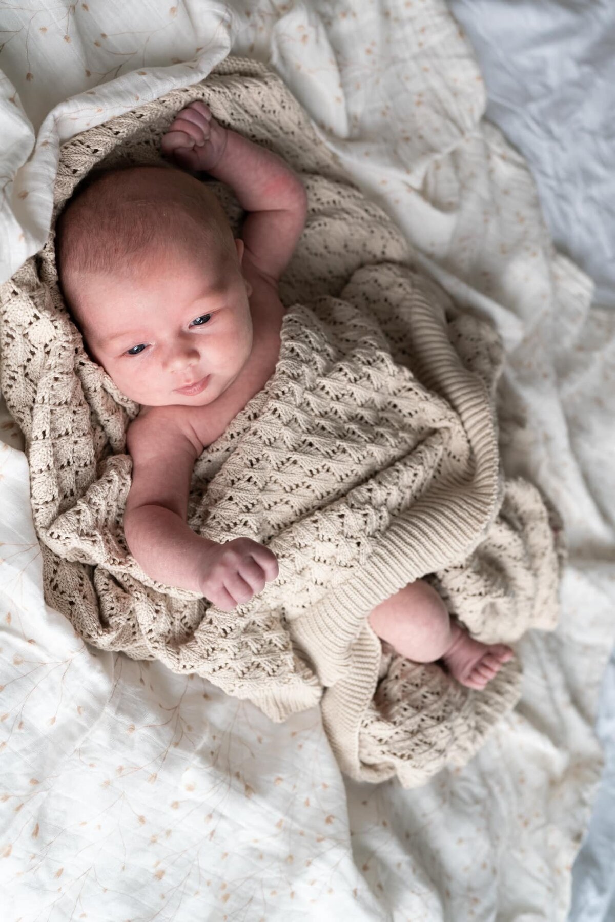 baby fotoshoot Groningen Drenthe en Friesland - pasgeboren baby meisje in wikkeldoek.