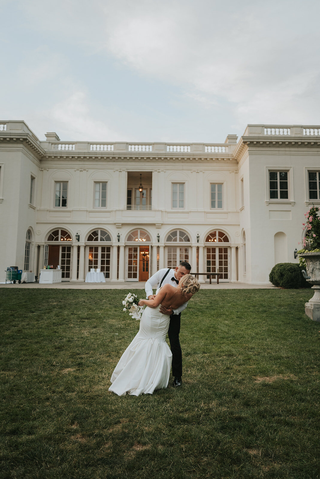 MODERN-GARDEN-MANSION-SUMMER-WEDDING-LINDSAY-BESNIK_PHOTOS_BY_MARIA_B_LUNG_0354