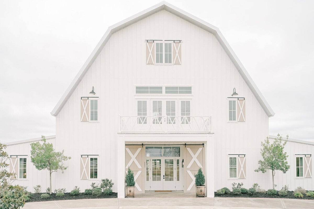 The Nest at Ruth Farms Wedding Venue | DFW Wedding Photographer Rae De Lain Light and Airy | The Nest at Ruth Farms Wedding Venue