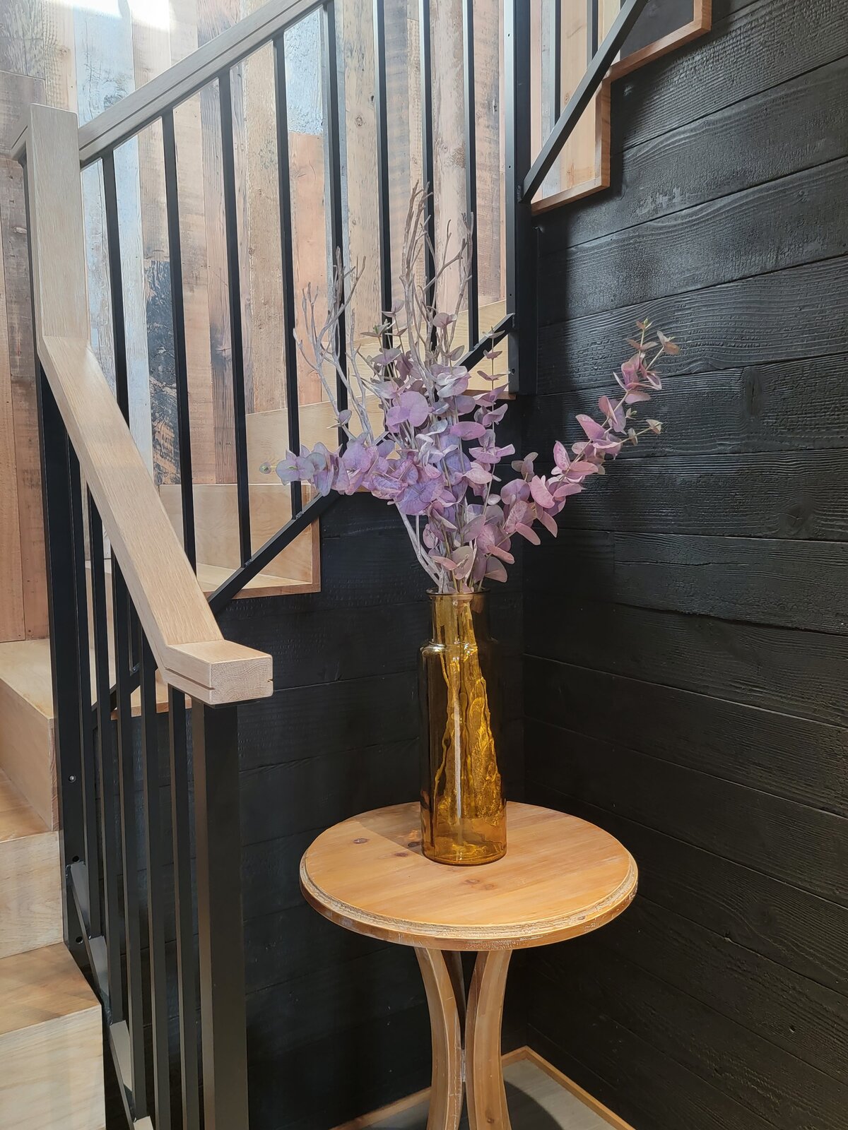 Jeengi-black-stairs-railing-entry