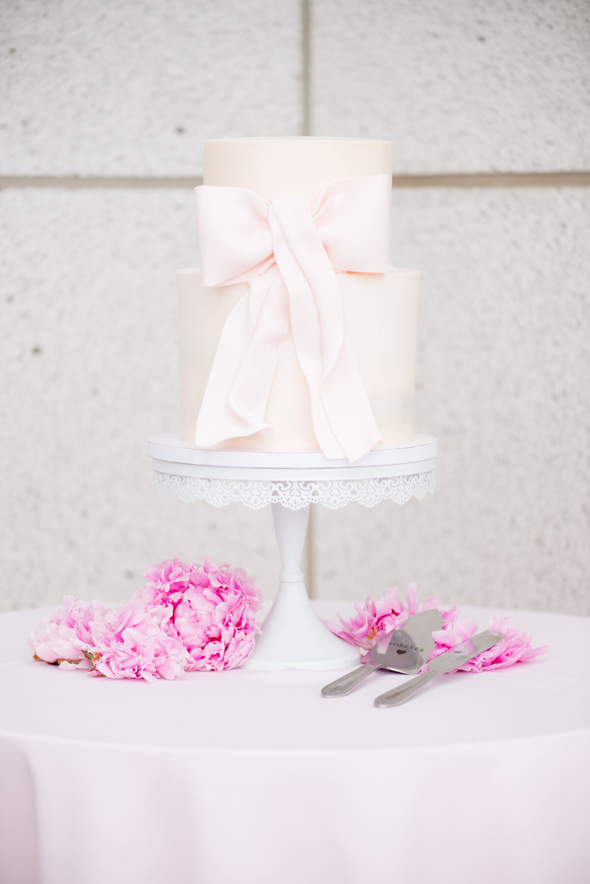 bow wedding cake