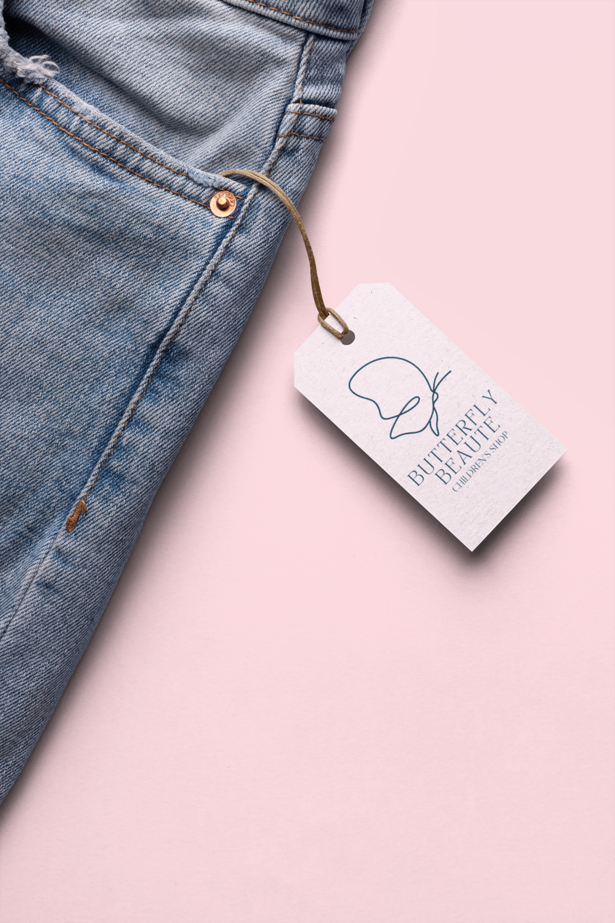 brand-tag-mockup-on-denim-jeans-against-a-flat-surface-27652