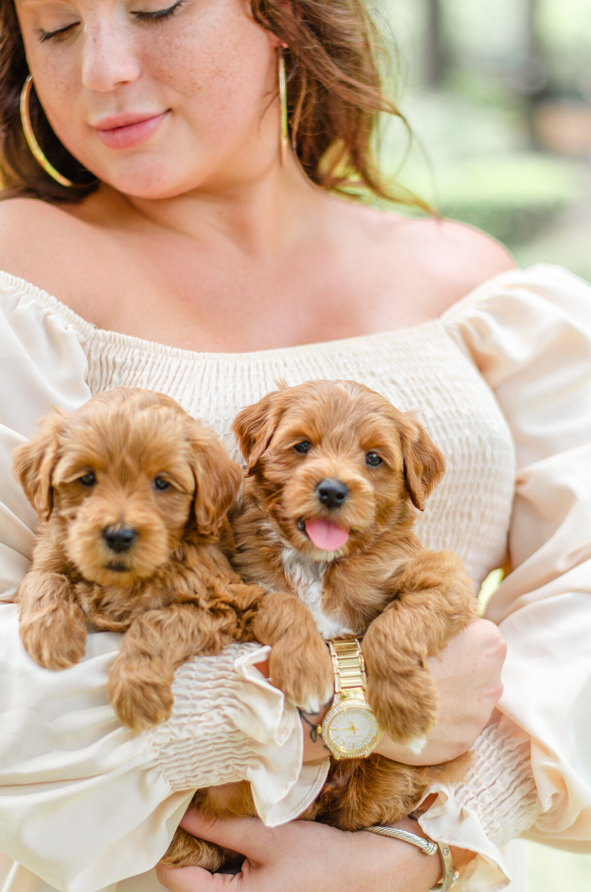 twee honden en vrouw