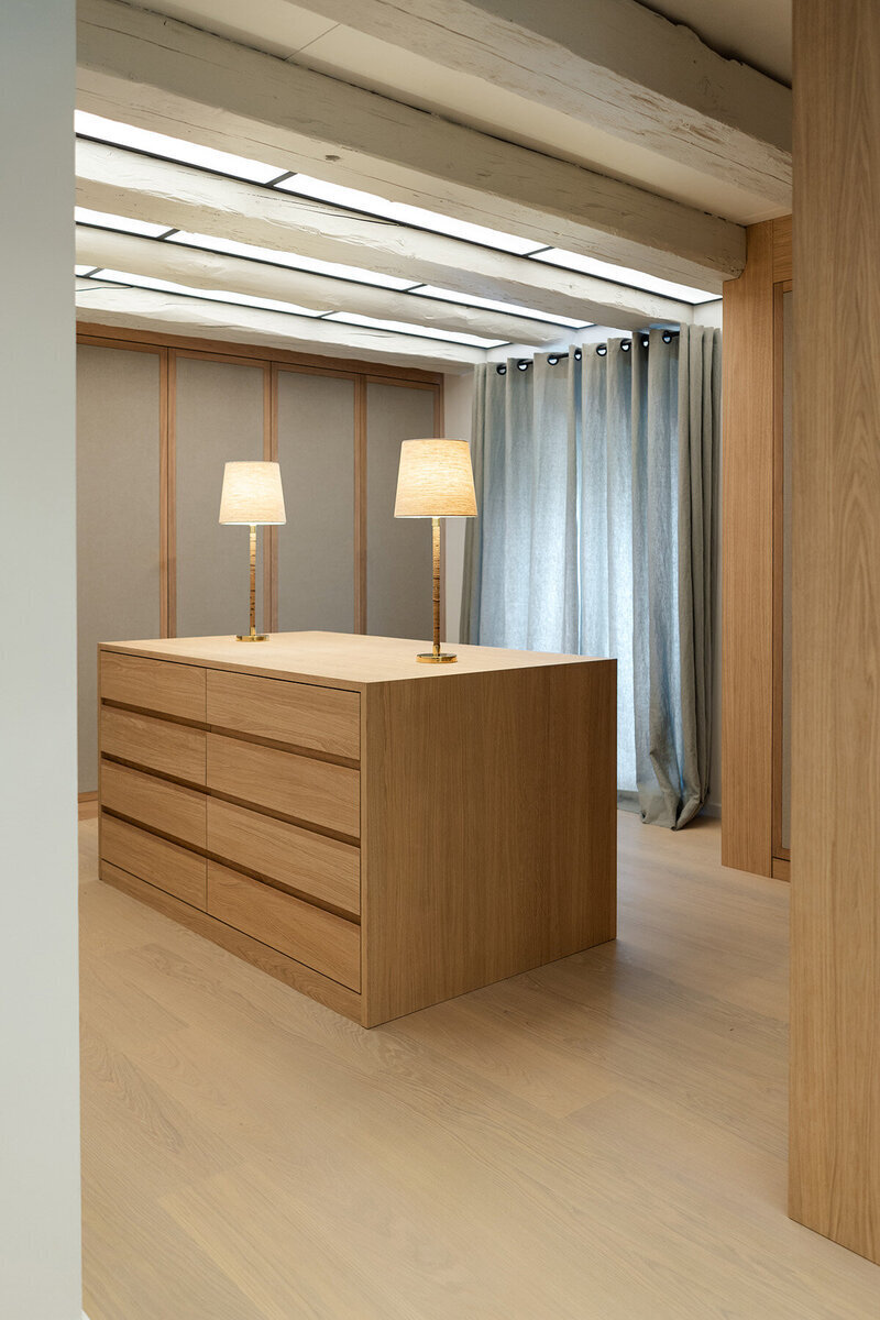 Ankleidezimmer-Holz-Beleuchtung-Adam-Innenausbau
