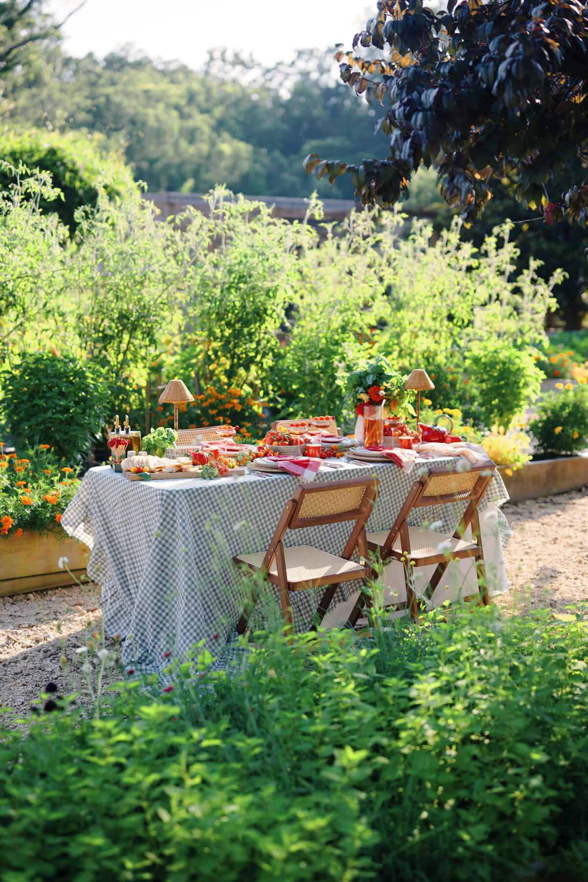 ghost-host-eli-turner-chancellors-rock-virginia-fall-decor-ideas12