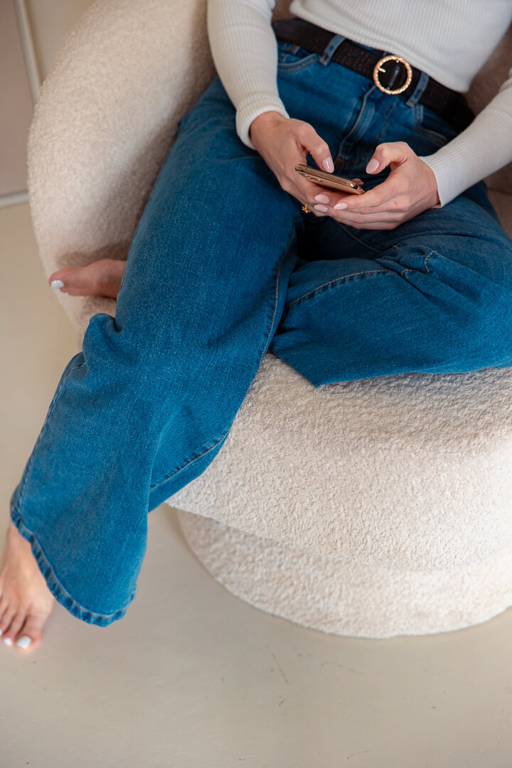 Vrouwelijke ondernemer poseert tijdens branding fotoshoot op locatie