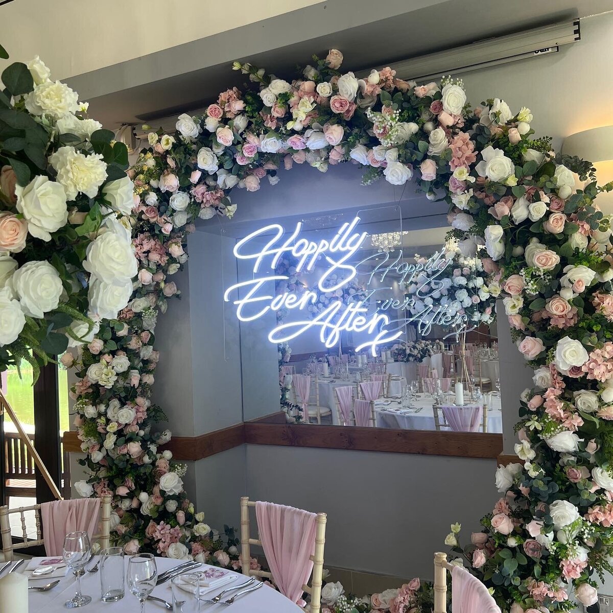 Signage, Neons & Frames