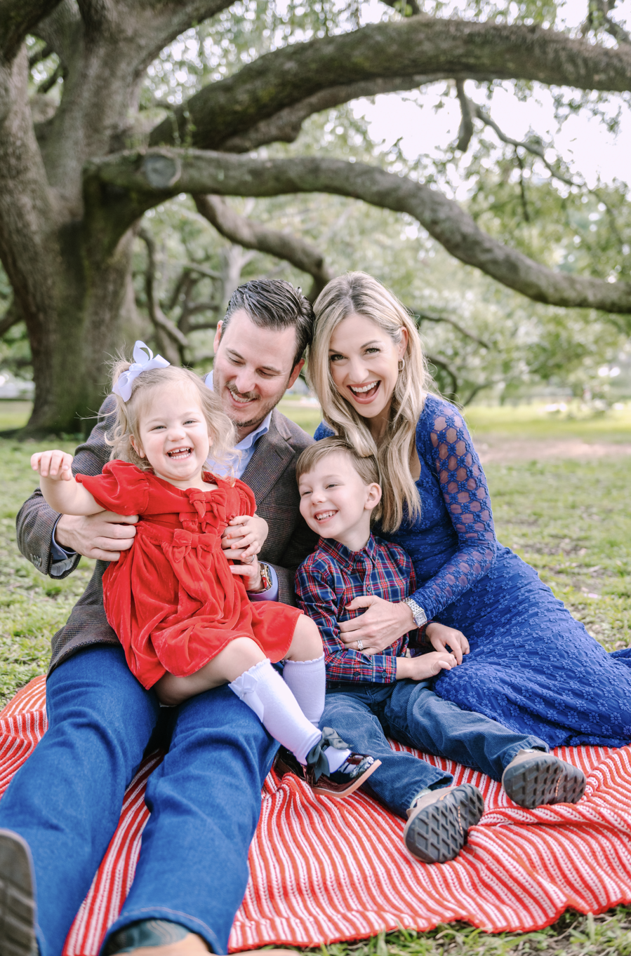 Family Christmas mini session in Houston with Mari Boscardin Photography — outdoor holiday photos under the tree, fun and relaxed session for easy-going families