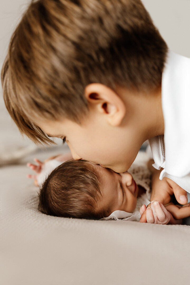 las-vegas-newborn-big-brother-kiss