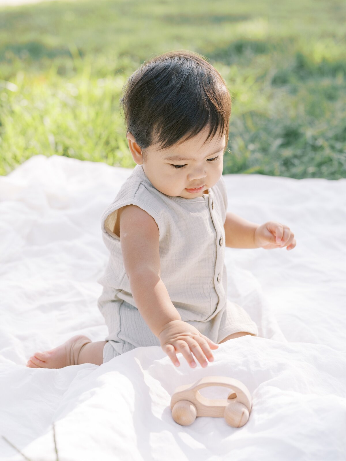 outdoor baby milestone photographer alexandria virginia