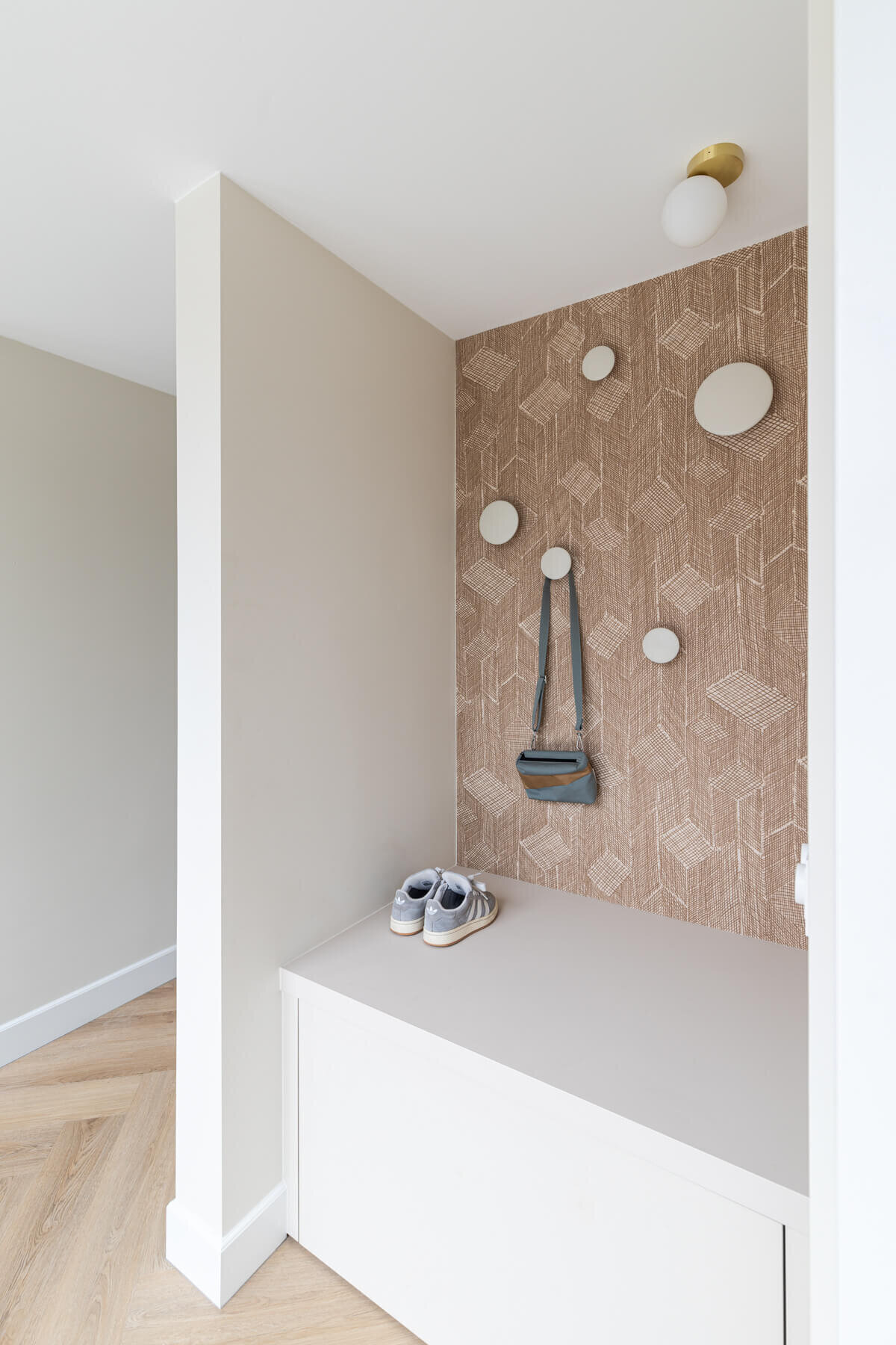kapstok nis met behang en muuto dots