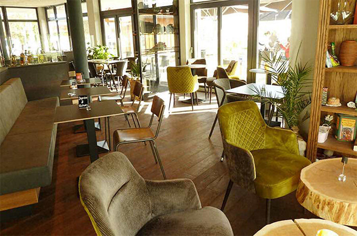 Gemütliche Sessel im Café Zur Alten Schule in Lechbruck am See