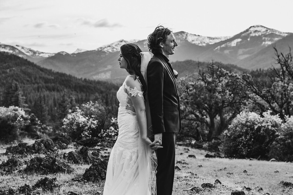 southern-oregon-playful-intimate-elopement_3159