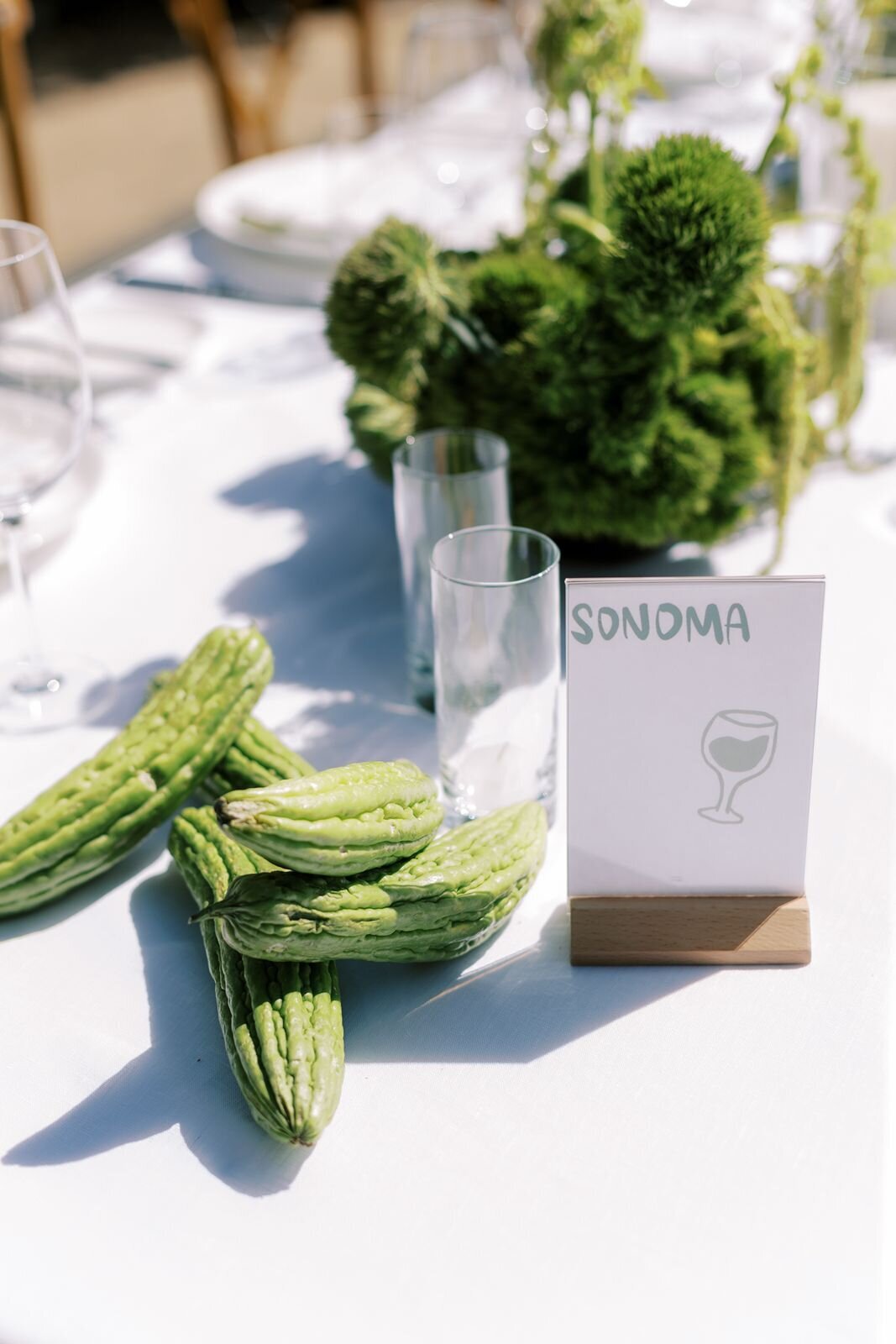 green-tablescape-gourds