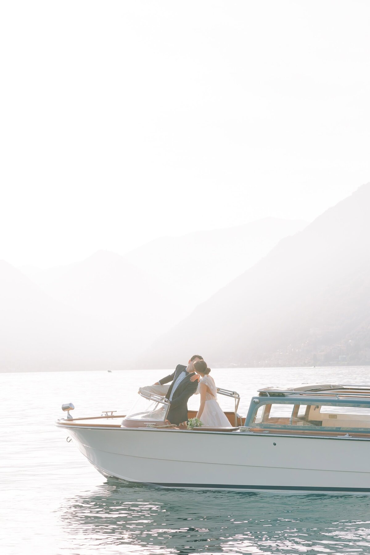 Destination Wedding Photographer Anna Lundgren in Stockholm Wedding in Lake Como boat elopement_088