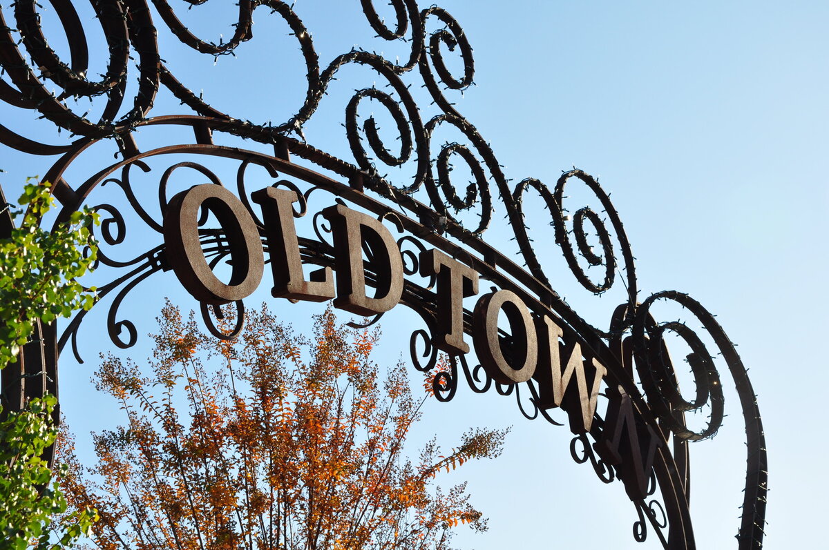 Arched Sign in Old Town Shopping Center in Downtown Los Gatos