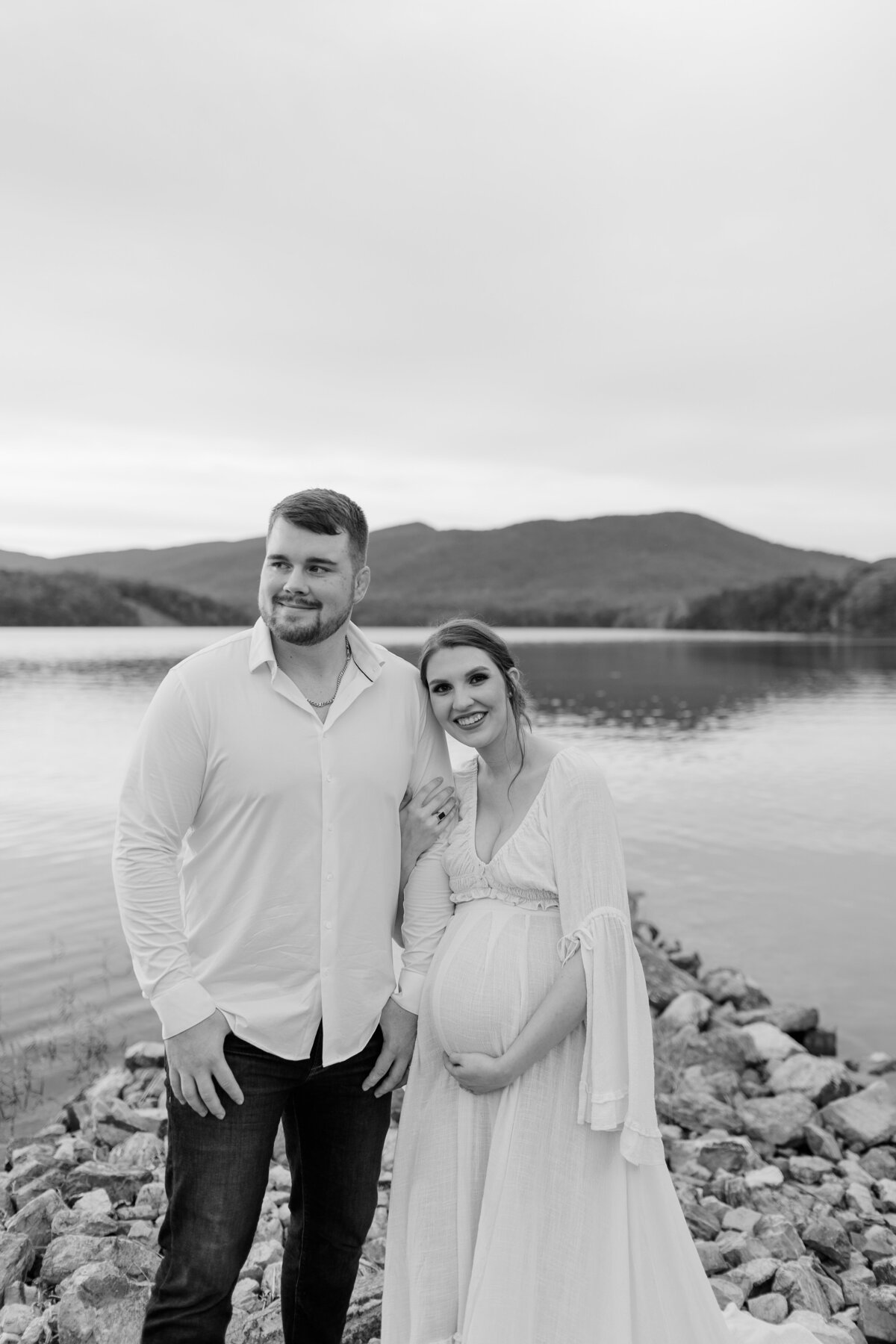 Documentary-Maternity-Session-at-Carvins-Cove-RJ-18