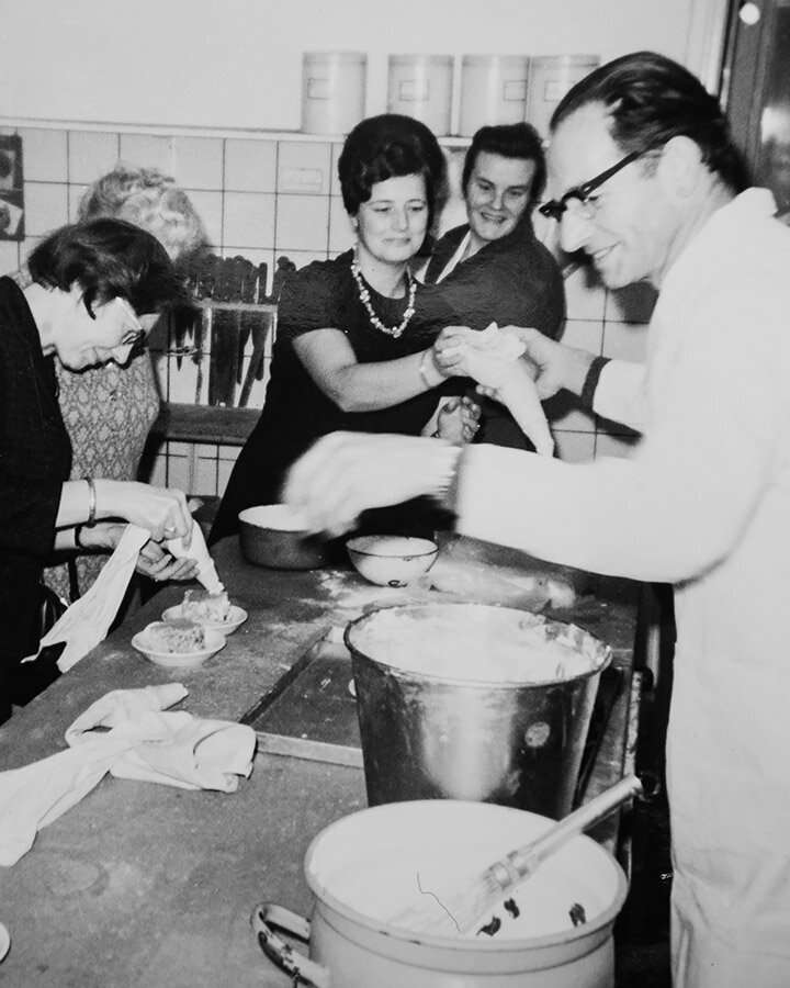 Opa van den Berg in de bakkerij aan de Passage.