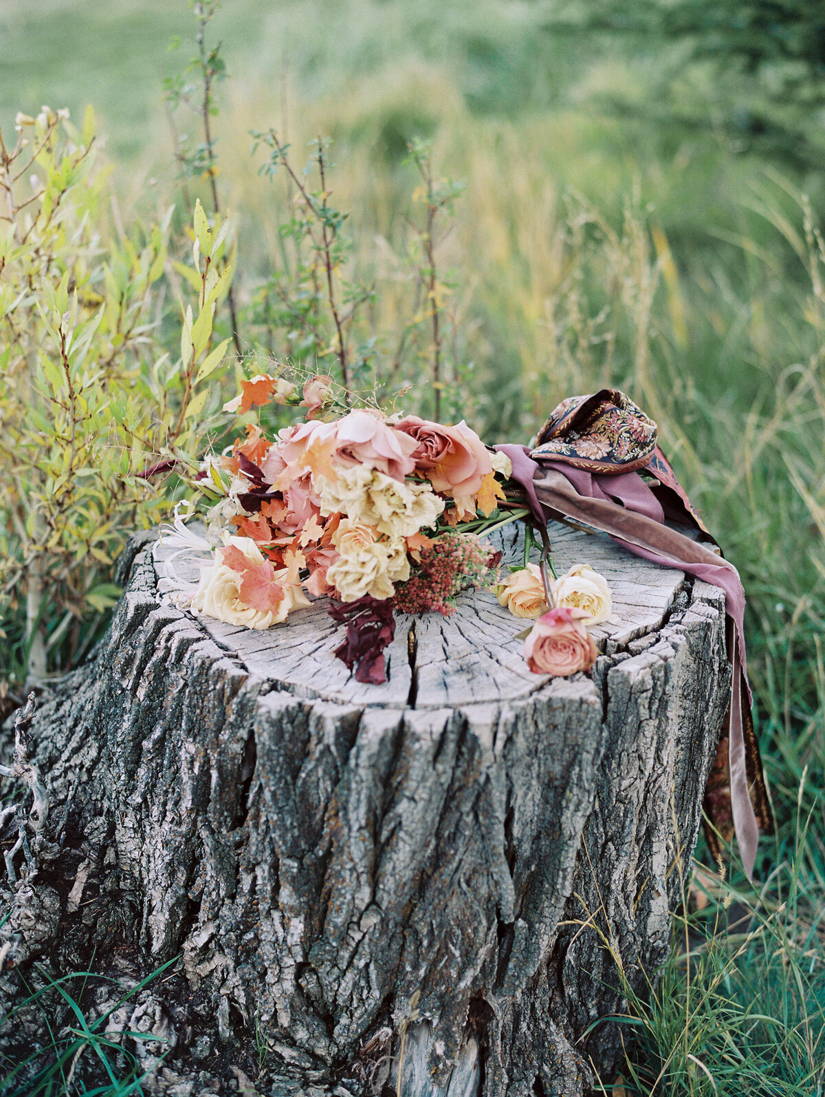 wedding-bouquet-on-tree-stump