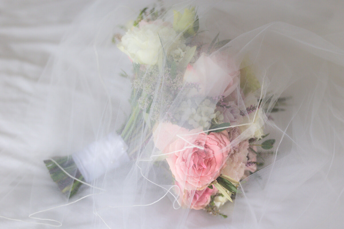 Bouquet de roses avec voile Photographie de Mariage