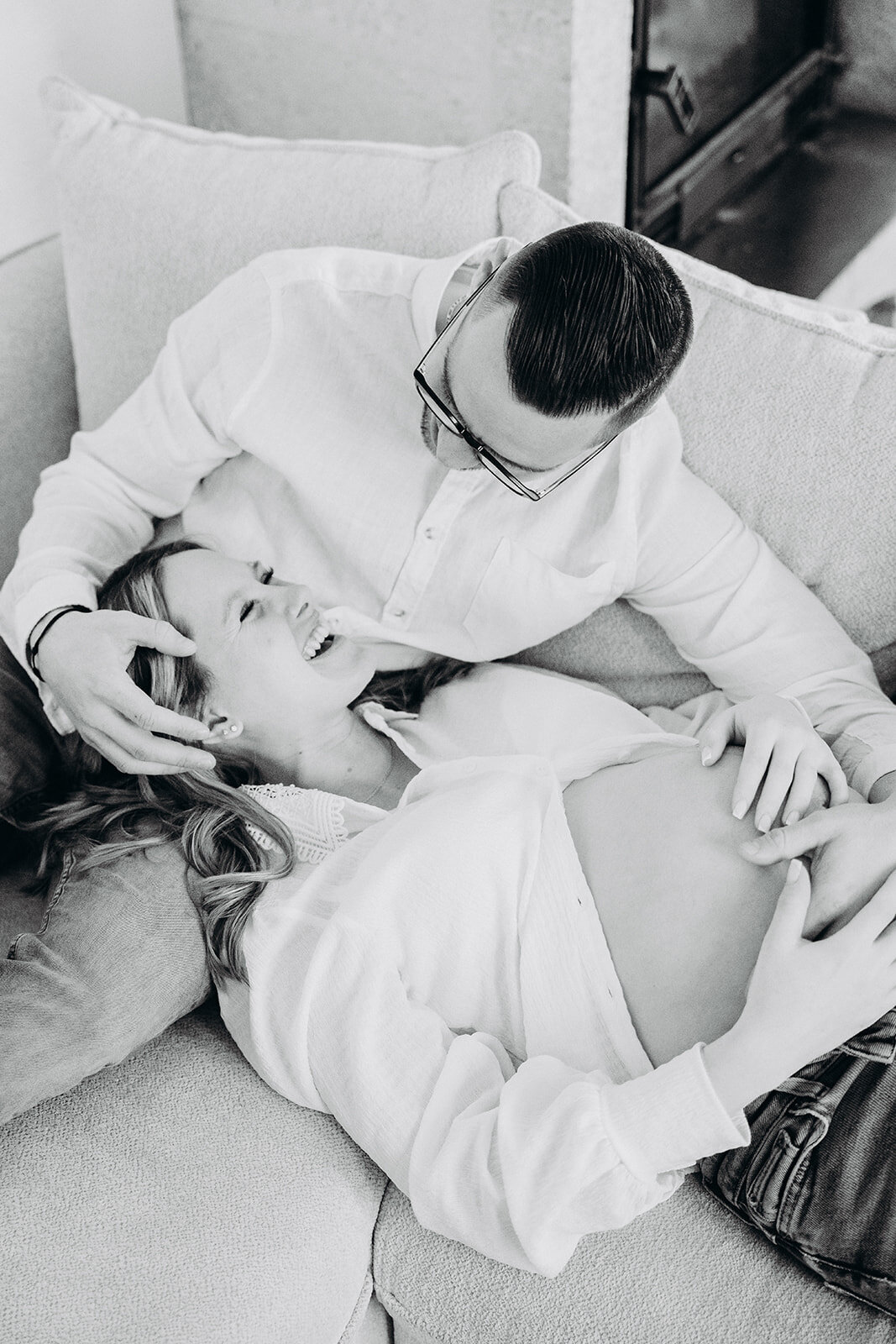 seance-photo-grossesse-en-famille-avec-chien20