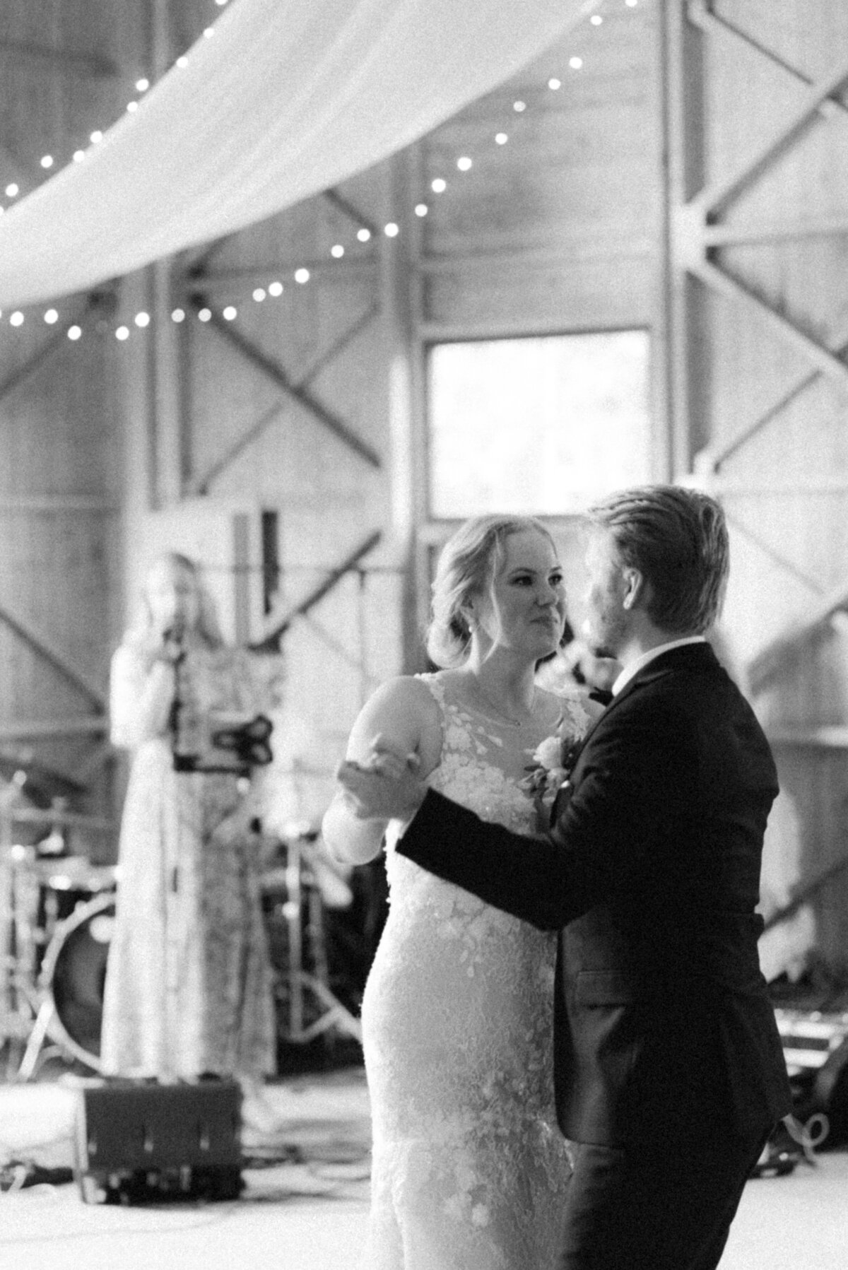 The wedding couple dancing the first dance in the wedding in an image photographed by wedding photographer Hannika Gabrielsson.