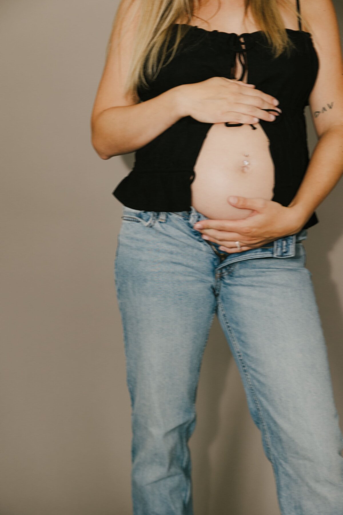 Babybauchshooting Fotograf Studio Salzburg authentisch