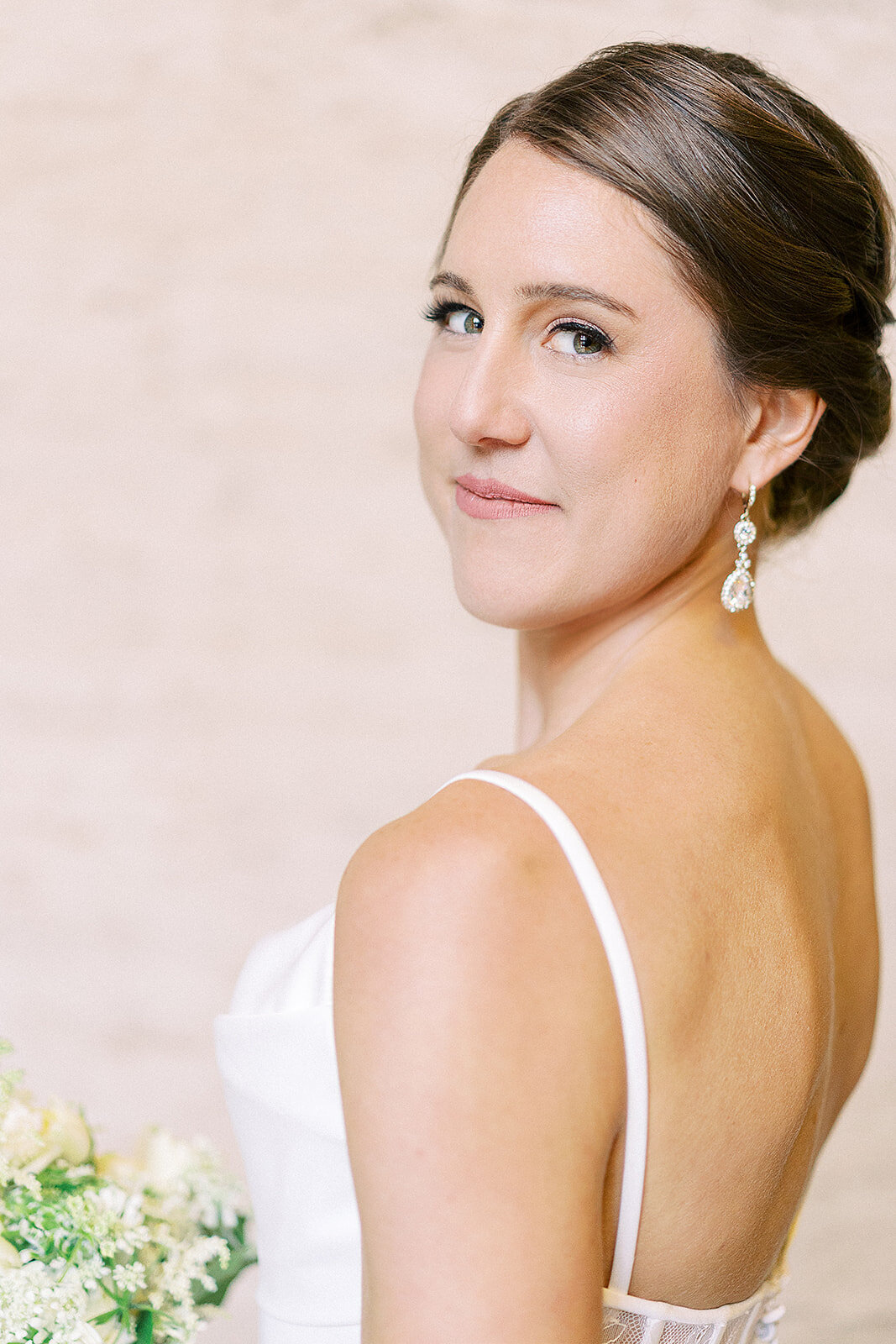 bride-posing-over-shoulder-london-house-hotel-chicago-hbicweddings