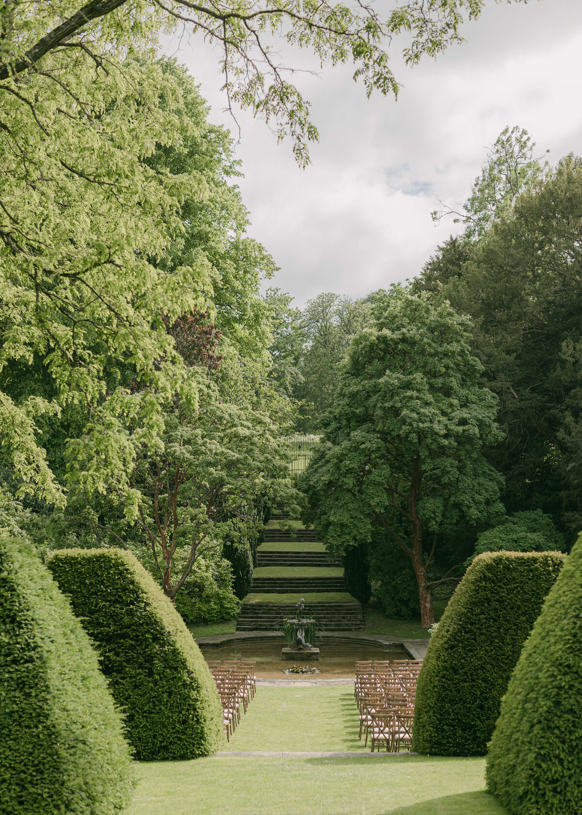 chloe-winstanley-weddings-cotswolds-cornwell-manor-outdoor-ceremony-garden